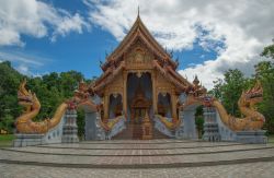 L'ingresso a un tempio di Mae Hong Son, Thailandia: ai lati vi sono due draghi dorati.
