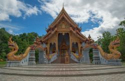 L'ingresso a un tempio di Mae Hong Son, Thailandia: ai lati vi sono due draghi dorati.
