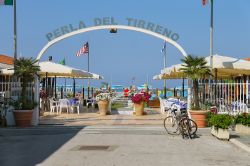 Ingresso a una spiaggia attrezzata di Viareggio, Toscana. Il litorale di questa località è uno dei più famosi di tutt'Italia per la sabbia fine e la qualità del ...