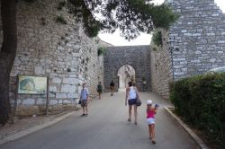 Ingresso al borgo antico di Erice, provincia di Trapani (Sicilia). Secondo Tucidide, Erice sarebbe stata fondata da esuli troiani che fuggendo dal Mar Mediterraneo avrebbero trovato proprio ...