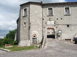 Ingresso al borgo storico di Vastogirardi, la località a 1200 metri di altitudine nelle montagne del Molise - © Provincia di Isernia