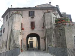 Ingresso al Castello del borgo di Latera nel Lazio - © Valentina Simoncini - CC BY-SA 3.0, Wikipedia