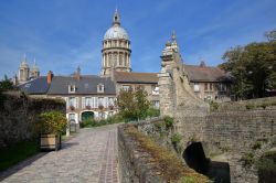 Ingresso al castello del museo e alla basilica di Notre Dame a Boulogne-sur-mer, Nord-Passo di Calais, Francia. La chiesa venne costruita agli inizi del XIX° secolo ispirandosi a quella ...