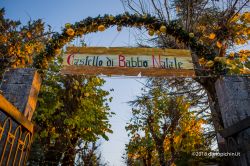 L'ingresso al castello di Babbo Natale: siamo nella fortezza di Montepulciano (Toscana) dove, fra la bellezza delle colline senesi, si può assaporare l'atmosfera del Natale.
 ...