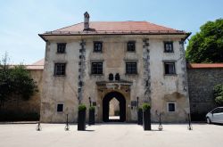 Ingresso al castello di Otocec nei pressi della città di Novo Mesto, Slovenia - © Zvonimir Atletic / Shutterstock.com