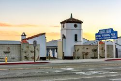 Ingresso al celebre Malibu Pier sulla Pacific Coast Highway nel sud della California (USA) - © Lux Blue / Shutterstock.com