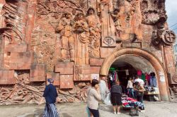 Ingresso al mercato cittadino con decori di epoca sovietica a Kutaisi, Georgia. Terza cittadina della Georgia, Kutaisi ha una popolazione di oltre 200 mila abitanti - © Radiokafka / Shutterstock.com ...