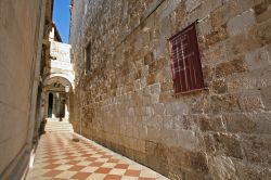 Ingresso al museo del monastero francescano di Dubrovnik, Croazia, con la vecchia farmacia - © Dedo Luka / Shutterstock.com