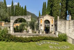Ingresso al parco del Vittoriale a Gardone Riviera, uno dei luoghi dannunziani in Italia - © Ceri Breeze / Shutterstock.com