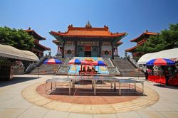 Ingresso al tempio cinese di Wat Leng Noei Yi 2 a Nonthaburi, Thailandia. Aperto al pubblico nel 2008, è stato edificato per celebrare il mezzo secolo di regno di re Bhumibol - © ...