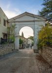 Ingresso alla Abbazia di Farfa una delle attrazioni di Fara in Sabina - © ValerioMei / Shutterstock.com