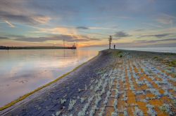 Ingresso alla baia di Lauwersoog fotografato al tramonto (Olanda)