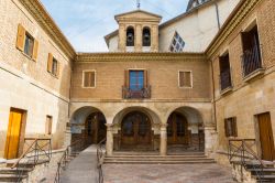 Ingresso alla basilica di Notre Dame de Puy a Estella, Spagna. Costruito nel 1085 e riedificato nel 1951, questo edificio religioso custodisce opere d'arte, ex voto e ricordi storici. 
 ...