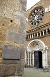 Ingresso alla Chiesa di Santa Maria Maggiore a Tuscania, in provincia di Viterbo nel Lazio - © Luca Lorenzelli / Shutterstock.com
