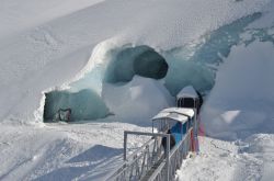 Ingresso alla Grotta di Ghiaccio al Mer de Glace di Chamonix, Francia. Viene scavata ogni anno dal 1946.
