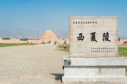 L'ingresso alla necropoli degli Xixia a Yinchuan, provincia di Ningxia, Cina - © beibaoke / Shutterstock.com