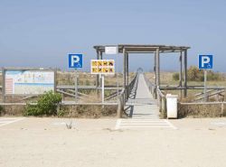 Ingresso alla spiaggia di Zahara de los Atunes, Spagna. Ogni anno migliaia di persone scelgono questa località per le sue spiagge tranquille e i suoi paesaggi incontaminati - © tonisalado ...