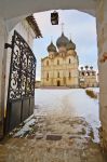 Ingresso all'antico castello di Rostov-on-Don con la cattedrale, Russia, in inverno con la neve.
