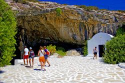 Ingresso alle grotte di Antiparos, Grecia, famose per le ricche decorazioni di stalattiti e stalagmiti - © Theastock / Shutterstock.com