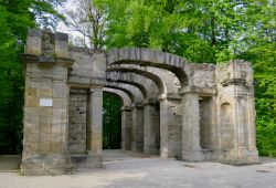 Ingresso alle rovine del teatro dell'Ermitage a Bayreuth, Germania.

