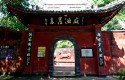 Ingresso all'Hanya Tomb Museum di Leshan, Cina. Si tratta di un'importante collezione di sarcofagi e coperture tombali lapidee del periodo Han, alcune molto antiche e ben conservate ...