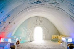 Ingresso all'Ice Hotel Bukovel, Ucraina. Completamente costruito con neve e ghiaccio, questo hotel offre un'atmosfera davvero suggestiva - © Anton_Ivanov / Shutterstock.com