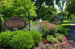 Ingresso allo Schiller Park a Columbus, stato dell'Ohio, USA: ospita eventi culturali e sportivi, spettacoli teatrali, festival di musica e molte altre iniziative - © aceshot1 / Shutterstock.com ...