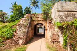 L'ingresso all'antico forte olandese di Negombo (Sri Lanka). Oggi rimangono solo alcuni resti della vecchia fortificazione.