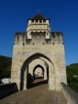 Ingresso attraverso le torri del ponte Valentré a Cahors, Francia. Patrimonio mondiale Unesco, questo ponte è uno dei simboli della città.

