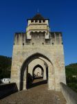 Ingresso attraverso le torri del ponte Valentré a Cahors, Francia. Patrimonio mondiale Unesco, questo ponte è uno dei simboli della città.

