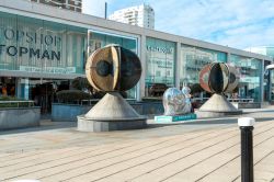 Ingresso alla Brighton Churchill Square, centro commerciale nella principale strada della città (Inghilterra) - © ShutterStockStudio / Shutterstock.com