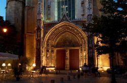 Ingresso della cattedrale Saint-Sauveur ad Aix-en-Provence, Francia - La bellissima chiesa di Aix en Provence è l'inizio ideale per andare alla scoperta della città. Da non ...
