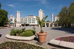 Ingresso centrale al Sea Garden di Varna, Bulgaria. E' il più grande e antico parco pubblico della città. Qui gli abitanti di Varna amano recarsi per rilassarsi e divertirsi. ...