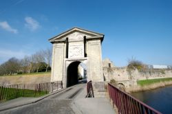 La Porta di Cassel è una delle cinque porte ancora oggi intatte che si trovano lungo le antiche mura della città di Bergues, nel nord dell Francia.