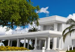 Ingresso della chiesa cattolica di Orlando, Florida - E' in marmo bianco l'edificio religioso dedicato al culto cattolico costruito nella città della Florida © Randy Judkins ...