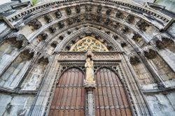 Un particolare dell'ingresso della Collegiata di Notre-Dame a Dinant. L'edificio fu costruito nel XIII secolo in sostituzione della precedente chiesa distrutta dalla caduta di un masso ...