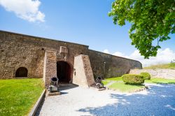 L'ingresso della cittadella di Dinant è raggiungibile con la funivia oppure percorrendo a piedi i 408 gradini dal borgo - foto © Sergey Novikov / Shutterstock.com