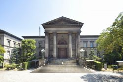 Ingresso con scalinata della Nakanoshima Library di Osaka, Giappone. In stile neo-barocco, è arricchita da 4 enormi colonne che si ergono davanti all'ingresso principale.
