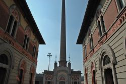 Verso l'ingresso del Cotonificio Crespi - il maestoso ingresso del cotonificio è probabilmente l'immagine più conosciuta del villaggio operaio di Crespi d'Adda. ...