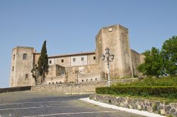 Ingresso del Castello di Melfi che domina il borgo medievale della Basilicata