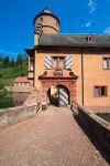 Ingresso del castello di Mespelbrunn, nei pressi di Aschaffenburg, Germania. Questa bella fortificazione con fossato risale al tardo Medioevo-primo Rinascimento ed è una delle principali ...