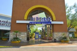 Ingresso del centro commerciale Desert Ridge Marketplace a Phoenix, Arizona. Quest'area dedicata allo shopping si trova vicino alla 101 Freeway e Tatum Boulevard - © jessica.kirsh / ...