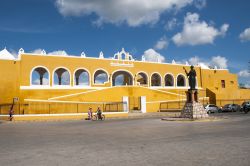 Ingresso del convento di San Antonio de Padua a Izamal, Messico. Fra le attrazioni turistiche ospitate in questa cittadina messicana, l'edificio religioso francescano è una delle ...