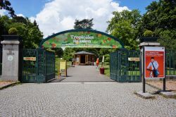 L'ingresso del Giardino Botanico di Ginevra, Svizzera. La grande varietà di piante è ripartita in base all'habitat e illustrata con tavole informative - © EQRoy ...