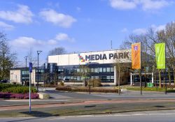 Ingresso del Media Park a Hilversum, Olanda. La struttura accoglie al suo interno il centro della televisione, della radio e della stampa olandese - © www.hollandfoto.net / Shutterstock.com ...