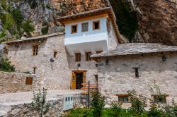 Il monastero derviscio di Blagaj, in Bosnia-Erzegovina- questo famoso edificio, conosciuto come Blagaj Tekija, è un monastero islamico derviscio costruito nel XVI secolo e considerato ...