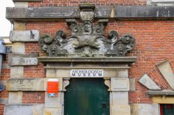 Ingresso del Museo Archeologico di Haarlem, Olanda. Situato nel seminterrato dell'edificio Vleeshal al Grote Markt, racconta la storia della città - © Nick_Nick / Shutterstock.com ...