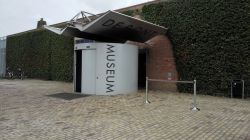 Ingresso del museo di arte moderna De Pont a Tilburg, Olanda. Ad ospitare questo spazio museale è un'antica fabbrica di tessitura - © Fortgens Photography / Shutterstock.com