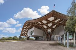 L'ingresso del museo Georges Pompidou a Metz, Francia, al mattino presto. Questo spazio museale è dedicato all'arte moderna e contemporanea - © Ankor Light / Shutterstock.com ...