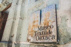 L'ingresso del Museo Textil de Oaxaca, ricavato in un edificio del XVIII secolo nel centro della città messicana - © Bernardo Ramonfaur / Shutterstock.com